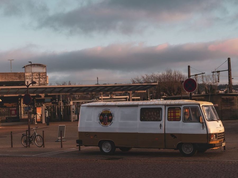 Le food truck Saveur Boucanée au coucher de soleil